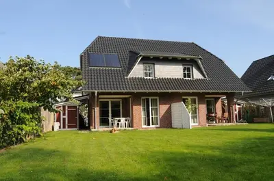 Das Gebäude in dem sich das Ferienhaus befindet