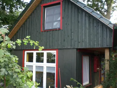 Das Gebäude in dem sich das Ferienhaus befindet