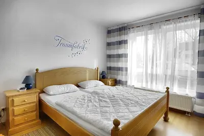 Ein Bett oder Betten in einem Zimmer der Unterkunft Sandstrand FW 17