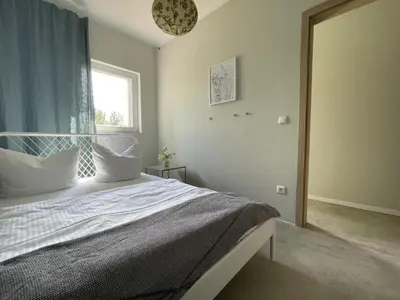 Ein Bett oder Betten in einem Zimmer der Unterkunft Idyllischer Hof mit 5 Wohnungen nahe des Saaler Boddens