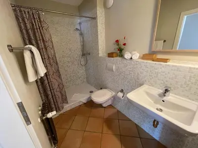 Ein Badezimmer in der Unterkunft Idyllischer Hof mit 5 Wohnungen nahe des Saaler Boddens