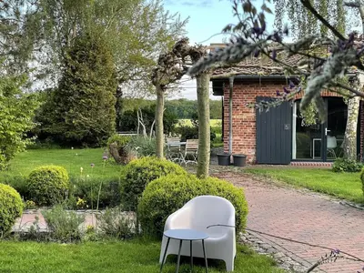 Ein Garten an der Unterkunft Idyllischer Hof mit 5 Wohnungen nahe des Saaler Boddens