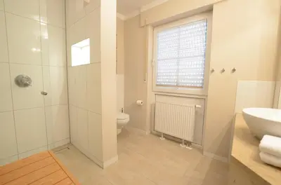 Ein Badezimmer in der Unterkunft Strandperle 9, PP außen