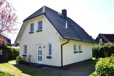 Das Gebäude in dem sich das Ferienhaus befindet