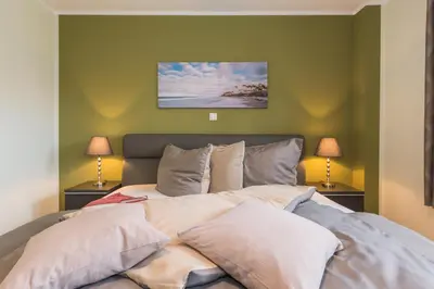 Ein Bett oder Betten in einem Zimmer der Unterkunft Birkenstraße 6 Haus II Whg2