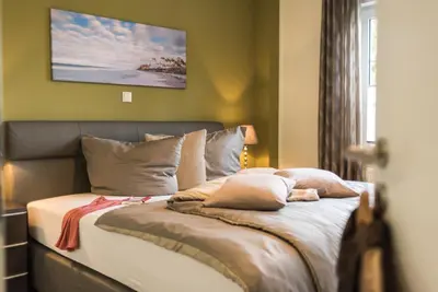 Ein Bett oder Betten in einem Zimmer der Unterkunft Birkenstraße 6 Haus II Whg2