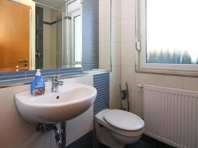 Ein Badezimmer in der Unterkunft Doppelhaushälfte, Zingst