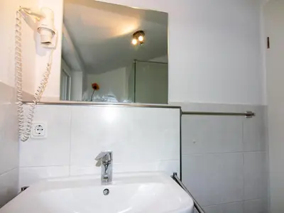 Ein Badezimmer in der Unterkunft Semi-detached house, Zingst