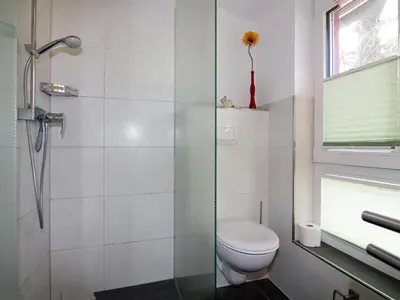 Ein Badezimmer in der Unterkunft Semi-detached house, Zingst