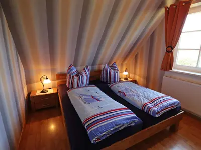 Ein Bett oder Betten in einem Zimmer der Unterkunft Ferienwohnung, Wieck am Darß