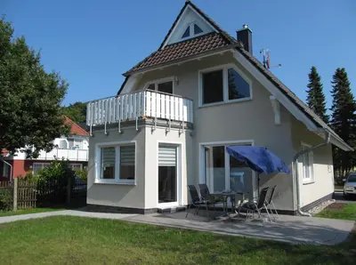Das Gebäude in dem sich das Ferienhaus befindet