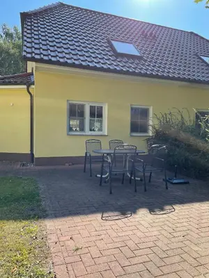Das Gebäude in dem sich das Ferienhaus befindet