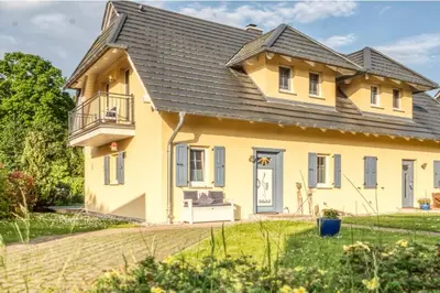 Das Gebäude in dem sich das Ferienhaus befindet