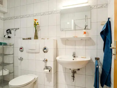 Ein Badezimmer in der Unterkunft Birkenstraße 6 Haus I Whg 1