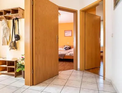 Ein Bett oder Betten in einem Zimmer der Unterkunft Birkenstraße 6 Haus I Whg 1