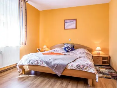 Ein Bett oder Betten in einem Zimmer der Unterkunft Birkenstraße 6 Haus I Whg 1