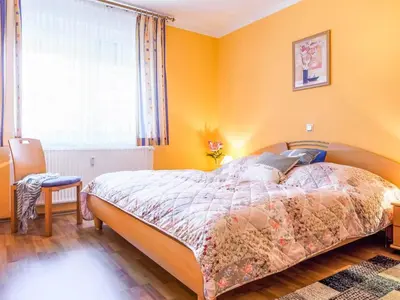 Ein Bett oder Betten in einem Zimmer der Unterkunft Birkenstraße 6 Haus I Whg 1