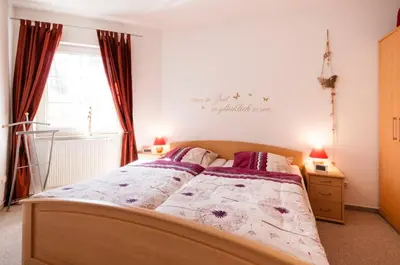 Ein Bett oder Betten in einem Zimmer der Unterkunft Friedenstraße 7 Whg 2