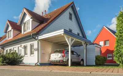 Das Gebäude in dem sich das Ferienhaus befindet