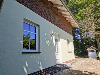 Das Gebäude in dem sich das Ferienhaus befindet