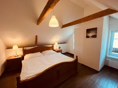 Ein Bett oder Betten in einem Zimmer der Unterkunft Ferienwohnung de lütte Leive in Born