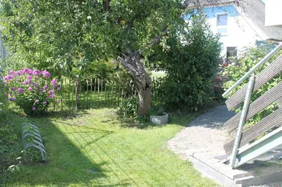 Ein Garten an der Unterkunft Ferienwohnung de lütte Leive in Born