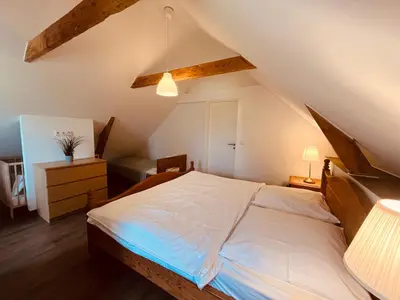 Ein Bett oder Betten in einem Zimmer der Unterkunft Ferienwohnung de lütte Leive in Born