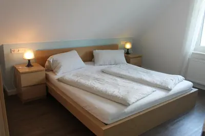 Ein Bett oder Betten in einem Zimmer der Unterkunft Ferienhaus De niege Leive