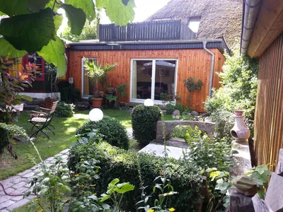 Ein Garten an der Unterkunft Haus Herta