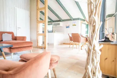 Ein Sitzbereich in der Unterkunft Hol(t)z Hus