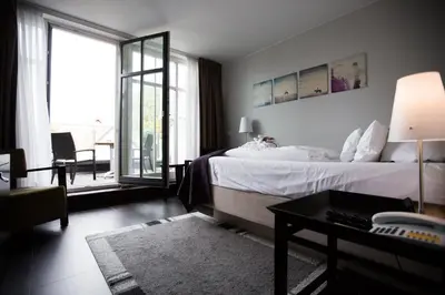 Ein Bett oder Betten in einem Zimmer der Unterkunft Hotel Künstlerquartier Seezeichen