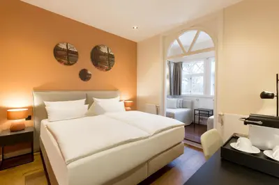 Ein Bett oder Betten in einem Zimmer der Unterkunft Hotel Künstlerquartier Seezeichen