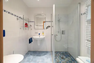 Ein Badezimmer in der Unterkunft Villa Dünenblick 02