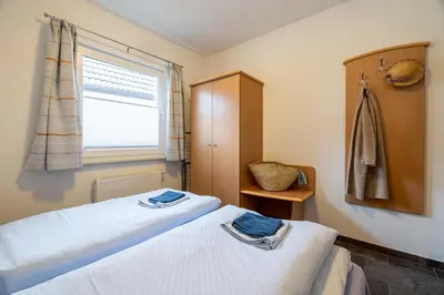 Ein Bett oder Betten in einem Zimmer der Unterkunft Villa Dünenblick 02