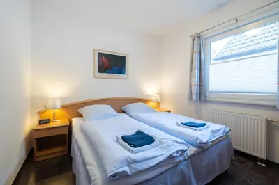 Ein Bett oder Betten in einem Zimmer der Unterkunft Villa Dünenblick 02
