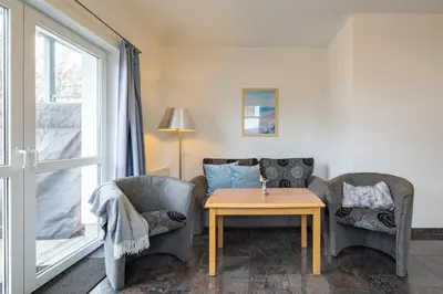 Ein Sitzbereich in der Unterkunft Villa Dünenblick 01