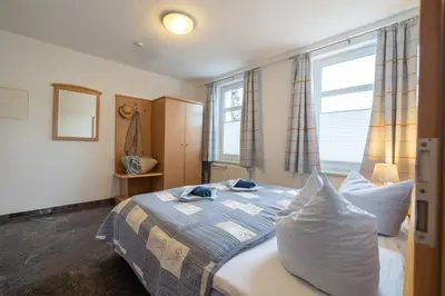 Ein Bett oder Betten in einem Zimmer der Unterkunft Villa Dünenblick 01