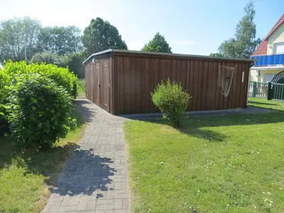 Ein Garten an der Unterkunft Zum Strandkorb
