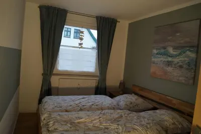 Ein Bett oder Betten in einem Zimmer der Unterkunft Zum Strandkorb