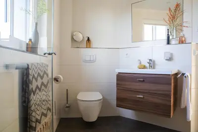 Ein Badezimmer in der Unterkunft Luxushaus Bodstedt mit Lagunenschwimmen