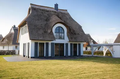 Das Gebäude in dem sich das Ferienhaus befindet