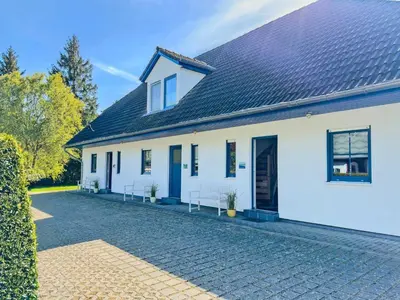 Das Gebäude in dem sich das Ferienhaus befindet