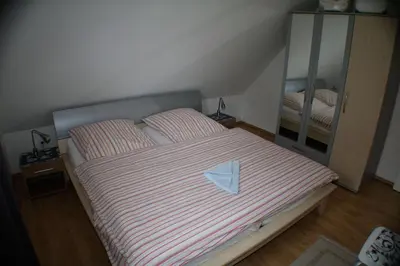 Ein Bett oder Betten in einem Zimmer der Unterkunft Helle Maisonettewohnung im Buchenpark