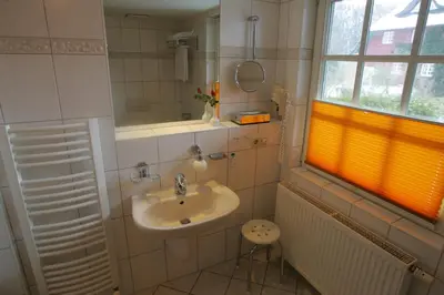 Ein Badezimmer in der Unterkunft Der Fischländer Garni