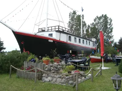 Ein Garten an der Unterkunft Hotelschiff Stinne