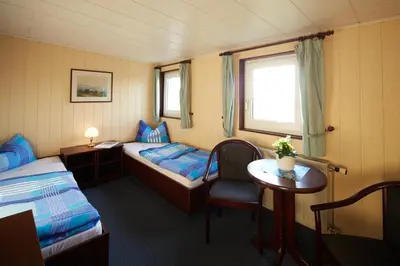 Ein Bett oder Betten in einem Zimmer der Unterkunft Hotelschiff Stinne