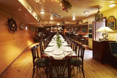 Ein Restaurant oder anderes Speiselokal in der Unterkunft Hotelschiff Stinne