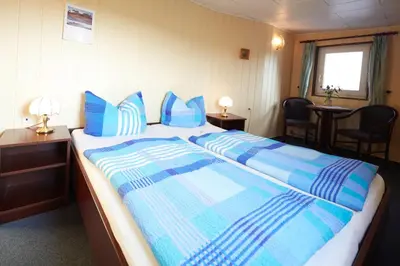 Ein Bett oder Betten in einem Zimmer der Unterkunft Hotelschiff Stinne