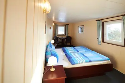 Ein Bett oder Betten in einem Zimmer der Unterkunft Hotelschiff Stinne