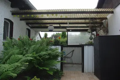 Ein Garten an der Unterkunft Remise